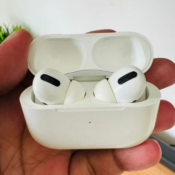 Apple AirPod Pro with Box – Pre Owned